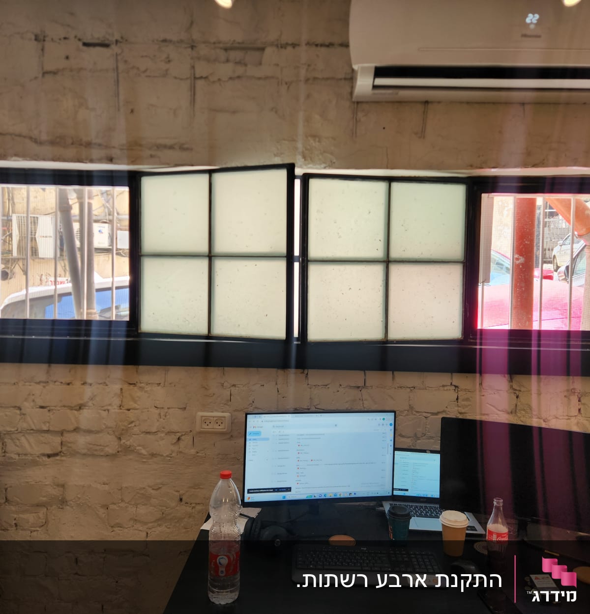 חלונות אלומיניום עם מסגרת שחורה במשרד